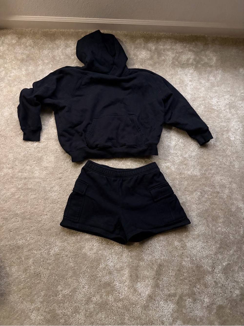 Aritzia Sweat fleece Mega Raglan Hoody & Cargo Shorts (Black)
